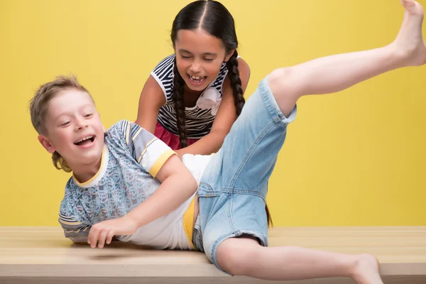 Junge und Mädchen — Stockfoto