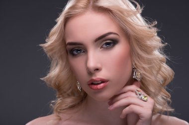 Harika sarışın mücevher takıyor