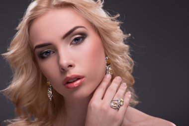 Harika sarışın mücevher takıyor