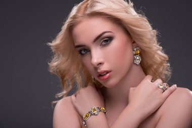 Harika sarışın mücevher takıyor