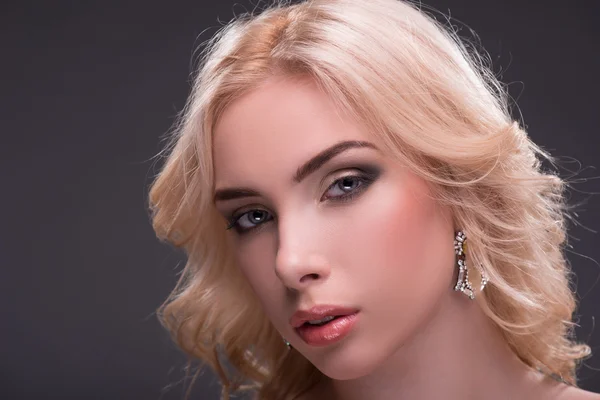 Prachtige blonde dragen van sieraden — Stockfoto