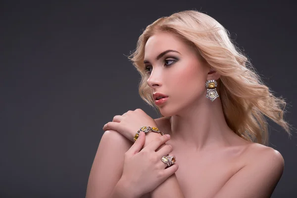 Wspaniała blondynka noszenia biżuterii — Zdjęcie stockowe