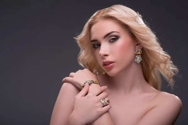 Maravillosa rubia con joyas — Foto de Stock