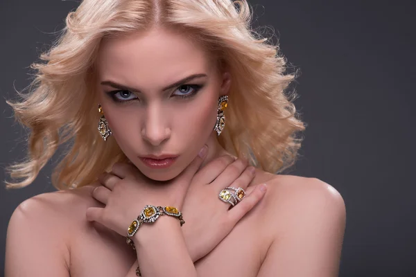 Nádherné blond nosí šperky — Stock fotografie