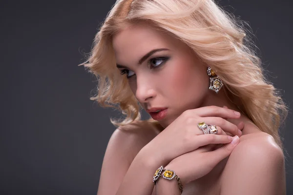 Maravillosa rubia con joyas —  Fotos de Stock