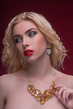 Harika sarışın mücevher takıyor