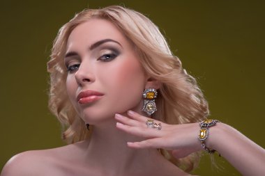 Harika sarışın mücevher takıyor