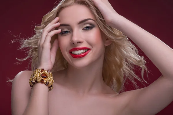 Underbar blondin bära smycken — Stockfoto