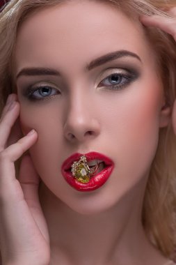 Harika sarışın mücevher takıyor