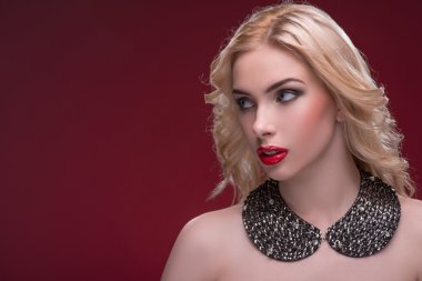 Harika sarışın mücevher takıyor