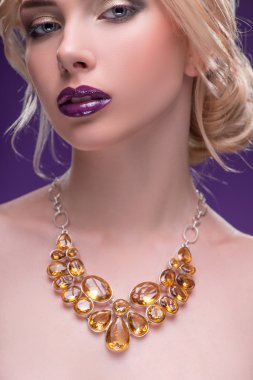 Harika sarışın mücevher takıyor