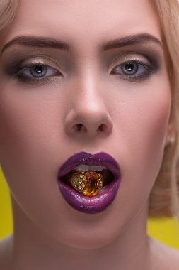 Harika sarışın mücevher takıyor