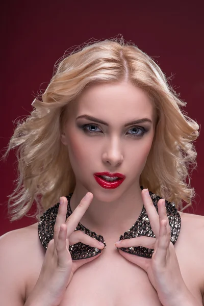 Prachtige blonde dragen van sieraden — Stockfoto