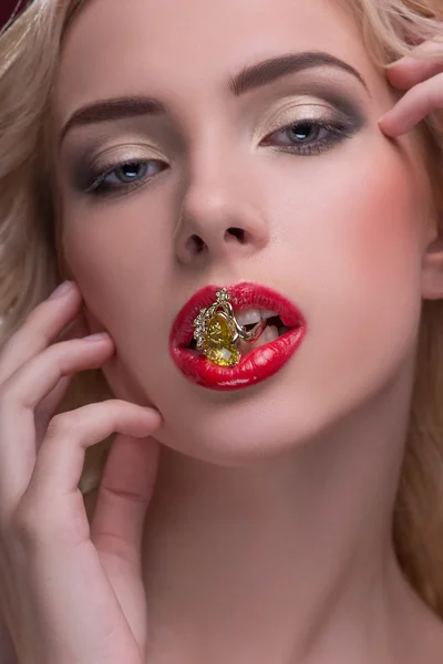 Underbar blondin bära smycken — Stockfoto