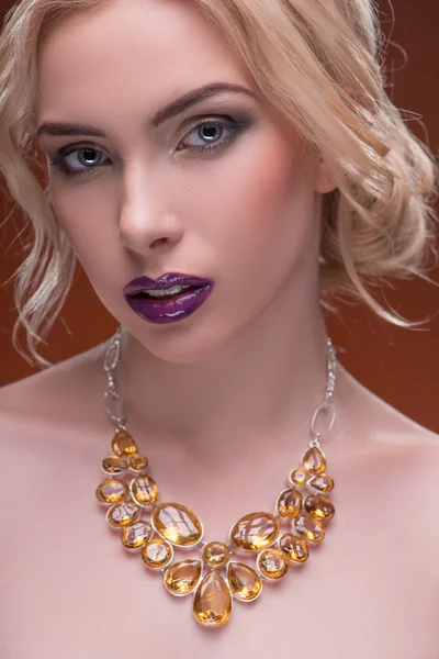 Maravillosa rubia con joyas — Foto de Stock