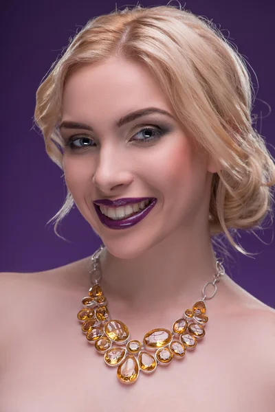 Prachtige blonde dragen van sieraden — Stockfoto