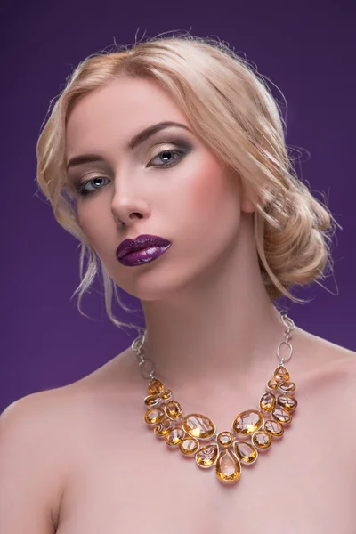 Wspaniała blondynka noszenia biżuterii — Zdjęcie stockowe