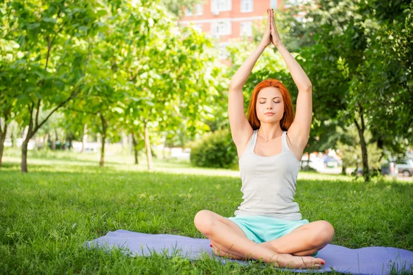 Relajarse con el yoga — Foto de Stock