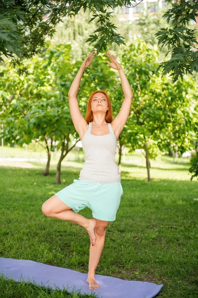 Relaxing with yoga — Stock Photo, Image