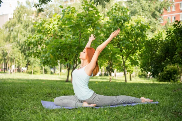 Ontspannen met yoga — Stockfoto