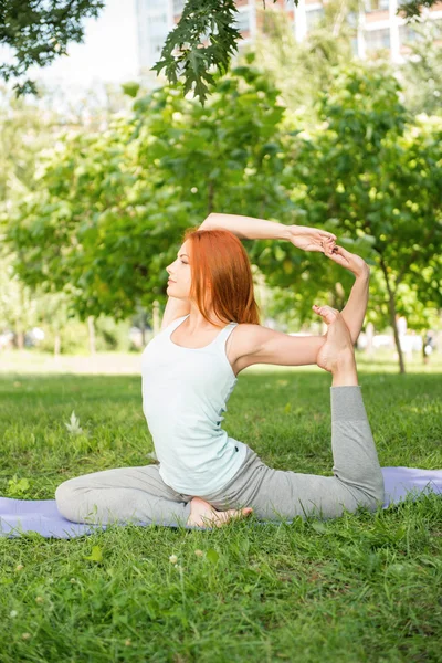 Relaxing with yoga — Stock Photo, Image