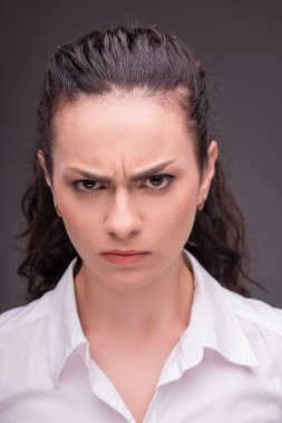 ciddi kadın giymiş beyaz bluzu