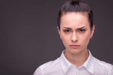 ciddi kadın giymiş beyaz bluzu