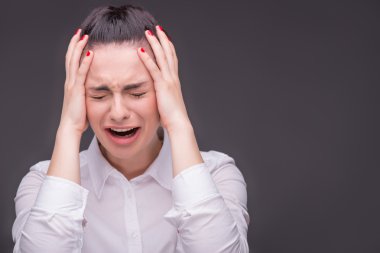 ciddi kadın giymiş beyaz bluzu