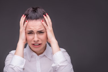 ciddi kadın giymiş beyaz bluzu