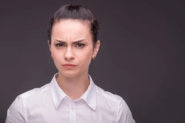 Mujer seria usando blusa blanca — Foto de Stock