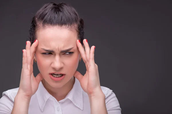 Ernste Frau mit weißer Bluse — Stockfoto