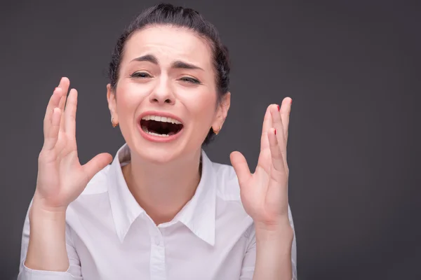 Ernstige vrouw dragen witte blouse — Stockfoto