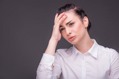 ciddi kadın giymiş beyaz bluzu
