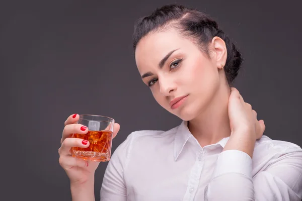 Mujer seria usando blusa blanca — Foto de Stock