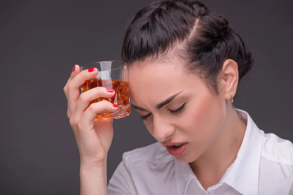 Mujer seria usando blusa blanca — Foto de Stock