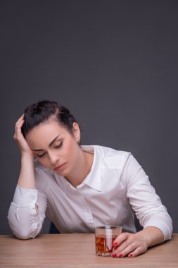 ciddi kadın giymiş beyaz bluzu