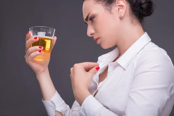 Mujer seria usando blusa blanca — Foto de Stock