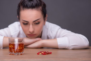 ciddi kadın giymiş beyaz bluzu