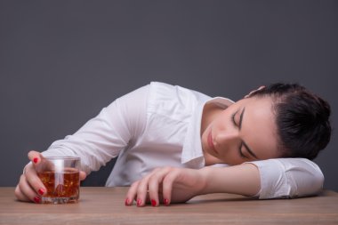 ciddi kadın giymiş beyaz bluzu