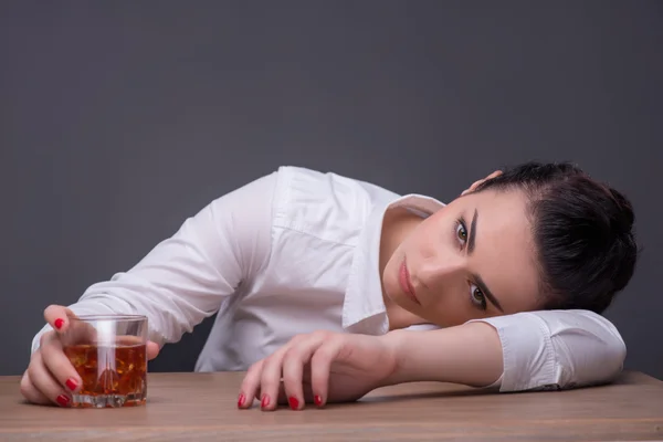 Mujer seria usando blusa blanca — Foto de Stock