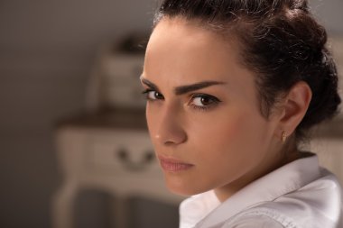 ciddi kadın giymiş beyaz bluzu