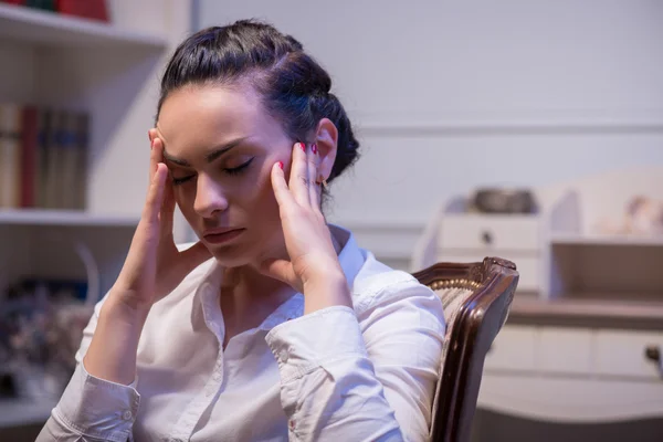 Ernstige vrouw dragen witte blouse — Stockfoto