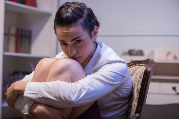 Mujer seria usando blusa blanca — Foto de Stock