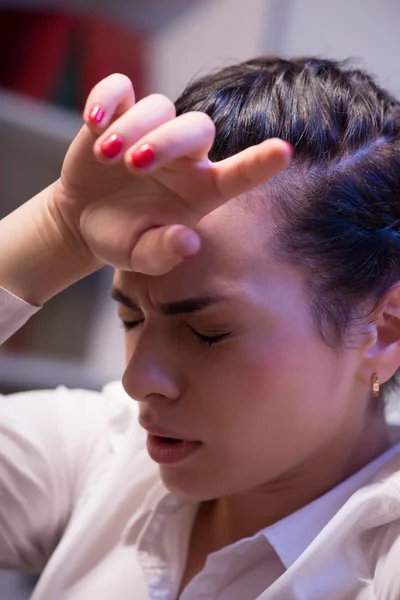 Mujer seria usando blusa blanca — Foto de Stock