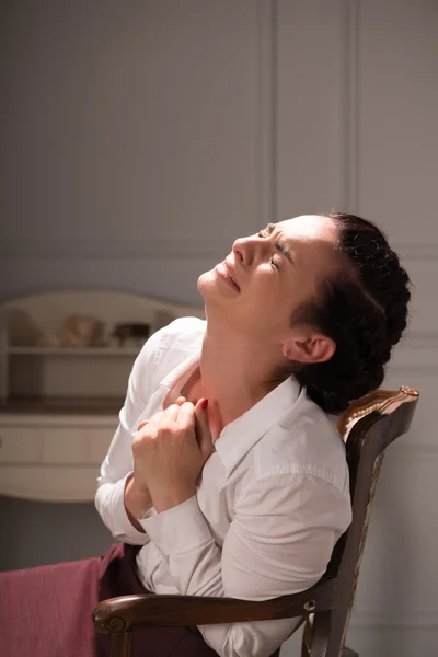 Femme sérieuse portant une blouse blanche — Photo