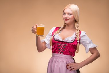 genç seksi sarışın giyen dirndl