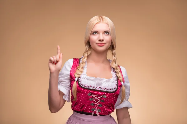 Genç seksi sarışın giyen dirndl — Stok fotoğraf