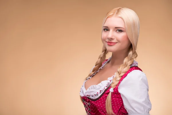 Genç seksi sarışın giyen dirndl — Stok fotoğraf