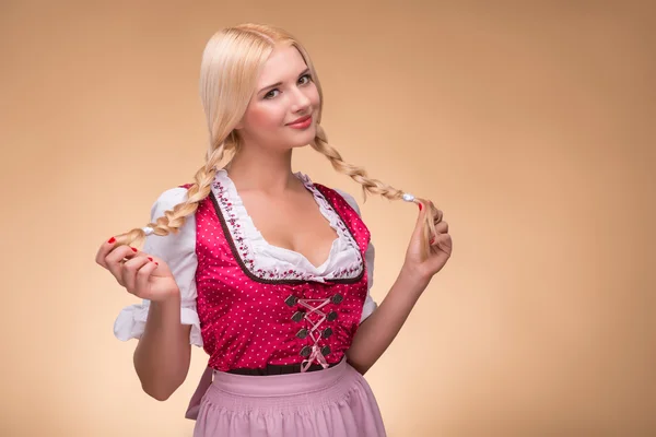 Mladá sexy blondýna nosí dirndl — Stock fotografie