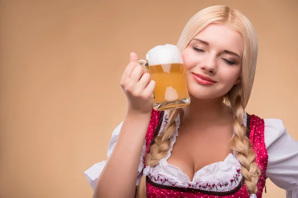 Genç seksi sarışın giyen dirndl — Stok fotoğraf